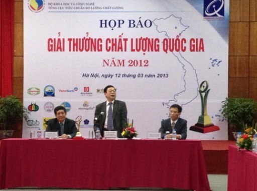 Во Вьетнаме вручена премия «Высокое качество 2012» предприятиям - ảnh 1